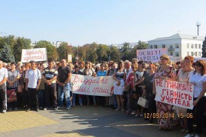 В Прилуках понад 2000 освітян та працівників інших бюджетних установ вийшли на акцію протесту