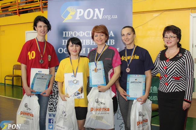 Чернігівські освітяни в черговий раз відзначилися на Всеукраїнських змаганнях з настільного тенісу
